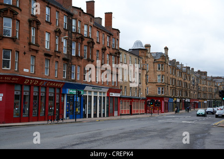 Wohnhäuser und Geschäfte am reichsten Glasgow Schottland, Vereinigtes Königreich Stockfoto