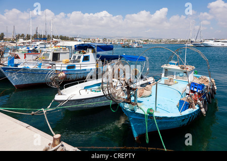 Angelboote/Fischerboote im Hafen von Paphos oder Paphos, Südzypern, Griechisch Zypern, Südeuropa Stockfoto