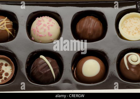 Nahaufnahme von einer Schachtel Pralinen Luxus im Studio gedreht. Stockfoto