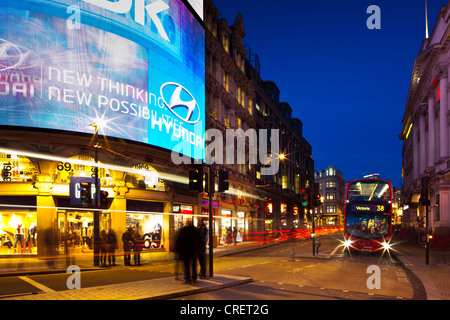 England, London, Piccadilly Circus. Piccadilly Circus befindet sich in der Londoner West End in der City of Westminster Stockfoto