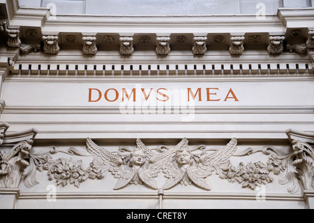Namur, Belgien. Cathedral St Aubain (1751-1768; neoklassizistische) Innenausstattung. Lateinische Inschrift „Domus mea“ Stockfoto