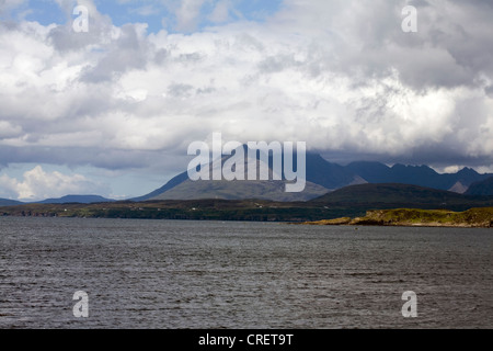 Wolke zieht vorbei über die Cuillin Hauptreihe aus Tokavaig Sleat Isle Of Skye Schottland Stockfoto