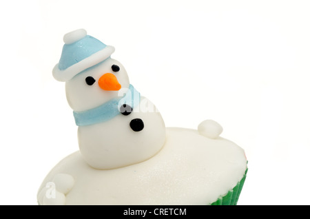 Christmas Cupcake dekoriert mit weißem Zuckerguss und einen Schneemann - close-up - Studio gedreht mit einem weißen Hintergrund Stockfoto