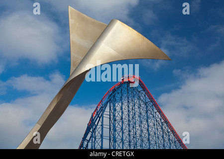 England, Lancashire, Blackpool. Whale Tail Skulptur auf Blackpool South Promenade Stockfoto