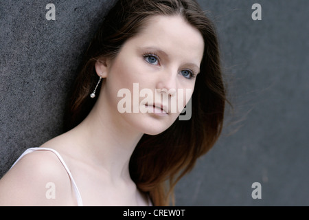 Porträt einer jungen schönen Frau, Deutschland Stockfoto