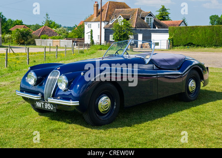 Flugzeuge Heritage Center Museum detail Classic 1954 britische Jaguar XK 120 3.4 Liter Motor in Indigo Blue Stockfoto