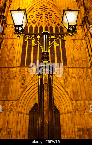 England, North Yorkshire, York City. Reich verzierte Lampe außerhalb der West Vordereingang des York Minster. Stockfoto