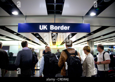 UK Border Passport Control Terminal 3 Flughafen Heathrow, England, Vereinigtes Königreich, UK Stockfoto