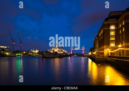 England, London, Southwark. HMS Belfast, ursprünglich Royal Navy-Kreuzer, Ankern dauerhaft in London auf der Themse Stockfoto