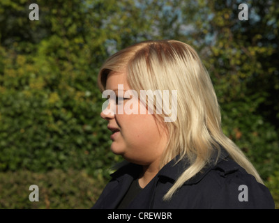 Norwegische Frau In ihren Zwanzigern stehen im Garten Stockfoto