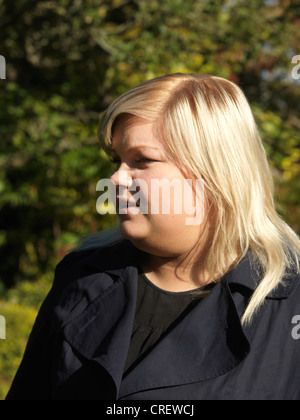 Norwegische Frau In ihren Zwanzigern stehen im Garten Stockfoto