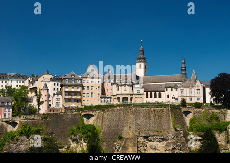 Blick auf die Uptown mit St. Michael und der Bock-Felsen, Luxemburg Stockfoto