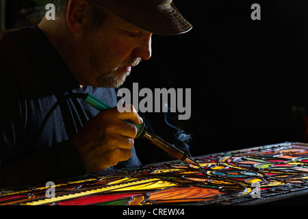 Glasmalerei-Fenster Hersteller reparieren Cornish Kirchenfenster Stockfoto