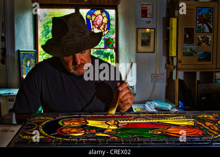 Glasmalerei-Fenster Hersteller reparieren Cornish Kirchenfenster Stockfoto