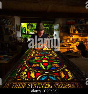 Glasmalerei-Fenster Hersteller reparieren Cornish Kirchenfenster Stockfoto