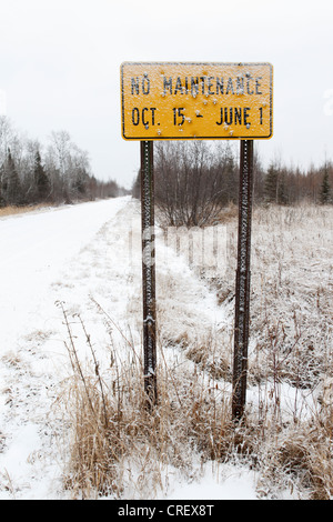 Ein Schild keine Wartung im Winter - ländlichen Norden von Minnesota. Stockfoto