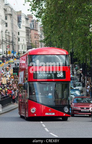 Der neue Bus für London, auch bekannt als die neue Routemaster, Borismaster oder Boris Bus am Piccadilly, London, UK. Stockfoto