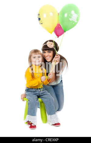 Mutter und seine Töchter mit bunten Luftballons. Studio schießen auf weißem Hintergrund Stockfoto