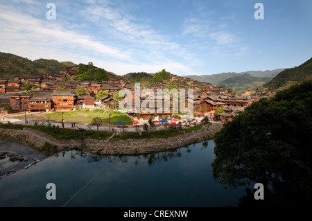 Ein Panoramablick auf das dicht besiedelte traditionelle hölzerne Dorf Miao Xijiang am Fluss Xi, China Stockfoto