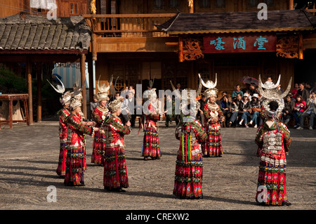 Miao-Tänzer mit Trachten, Xijiang Miao Dorf, China Stockfoto