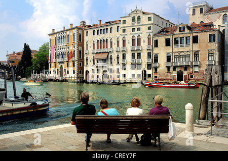 Canal Grande Venedig mit vier sitzen Touristen im Vordergrund Stockfoto