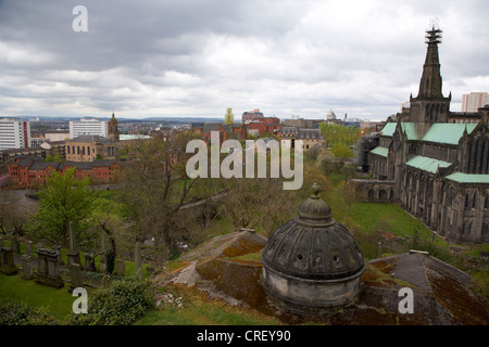 Blick von Glasgow Necropolis Hill über Glasgow und Glasgow Cathedral Schottland, Vereinigtes Königreich Stockfoto