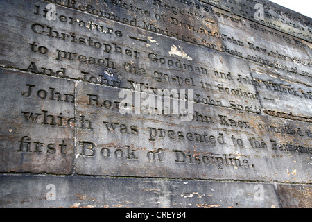 Inschrift auf der John Knox-Denkmal in Glasgow Necropolis viktorianische Friedhof Schottland, Vereinigtes Königreich Stockfoto