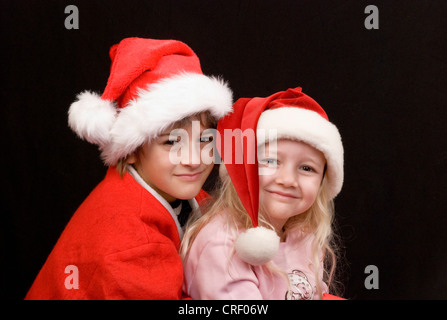 Kinder mit Weihnachten Kappen Stockfoto