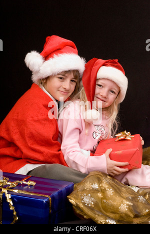 Kinder mit Weihnachten Kappen Stockfoto