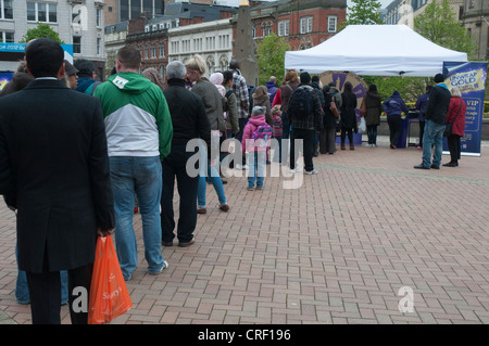 Menschen Schlange stehen am Victoria Square, Birmingham, um eine Chance zu gewinnen Sie Tickets für die Olympischen Spiele 2012 in London Stockfoto