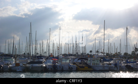 Yachten im Hafen von Puerto Pollensa im Winter, Spanien, Mallorca, Port Polenca Stockfoto