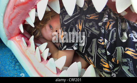 weißer Hai (Carcharodon Carcharias, Carcharodon Rondeletii), Boyin den Mund, auf einem Kinderspielplatz s dummy Stockfoto