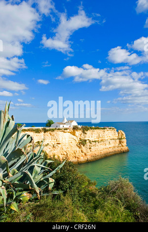 Capela de Nossa Senhora da Rocha zwischen Praia Senhora da Rocha und Praia Nova, Portugal, Algarve Stockfoto