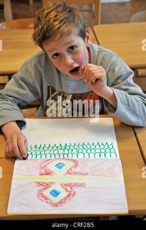 acht Jahre alten Schüler zeichnen Stockfoto