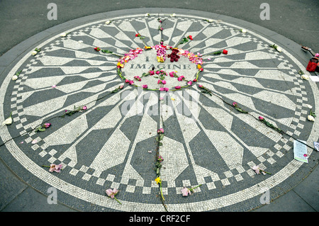 dekorierte John Lennon Gedenkort, Erdbeere Felder Memorial, Central Park, New York City, USA Stockfoto