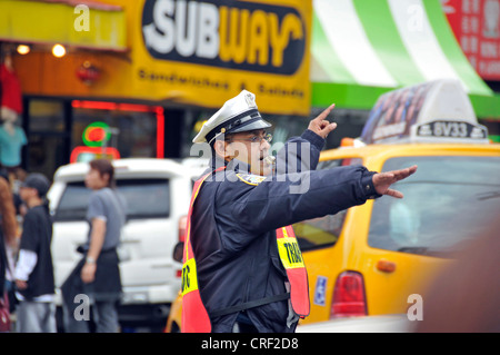 Verkehrspolizist des NYPD regelt den Verkehr, USA, New York City, Manhattan Stockfoto
