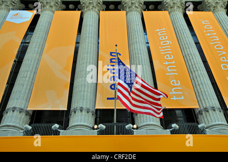 Vorderansicht der New York Stock Exchange, Wall Street und US Flagge, Wall Street, Manhattan, New York City, USA Stockfoto