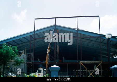 Hafen von Spanien Trinidad Bau Arbeiter arbeiten Aufdach Stockfoto