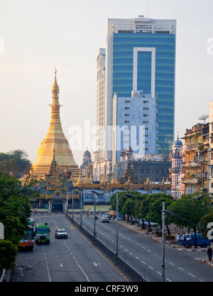 Myanmar, Burma, Yangon. Sule Pagoda Road, am frühen Morgen.  Nebeneinander von Tradition und moderne Baustile. Stockfoto