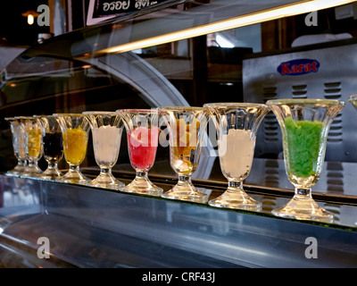 Sodabar mit einer Reihe von Gläsern verschiedener Fruchtzuschläge. Thailand S.E. Asien Stockfoto