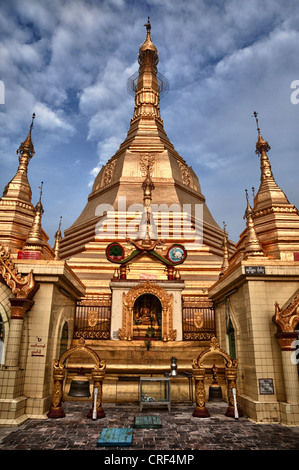Myanmar, Burma, Yangon. Sule-Pagode, Buddha-Schrein. Stockfoto