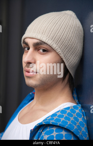 Porträt eines stilvollen jungen Mannes gestrickter Hut Stockfoto