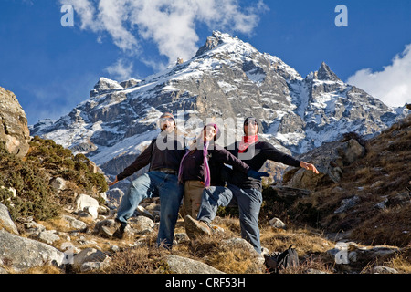 Trekker herumtollen auf der Weide landet der oberen CHAYAKO NAR PHU TREK, Nepal, Annapurna Conservation Area Stockfoto