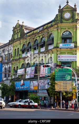 Myanmar, Burma, Yangon. Koloniale Architektur auf Pansodan Straße. Stockfoto
