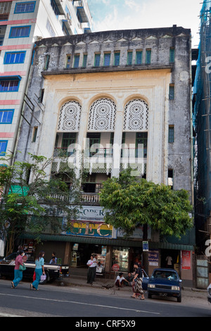 Myanmar, Burma, Yangon. Kolonialzeit Architektur, indischen Einfluss. Pansodan Straße. Stockfoto