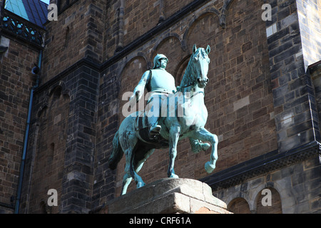 Gedenkstätte mit Ritter und Pferd vor dem Rathaus Bremen, Deutschland Stockfoto