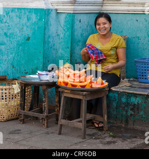 Myanmar, Burma, Yangon. Street Food Anbieter, Lady Papaya zu verkaufen. Stockfoto