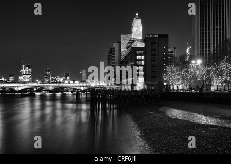 England, London, OXO Tower. OXO Tower von der Themse stromaufwärts gesehen Stockfoto