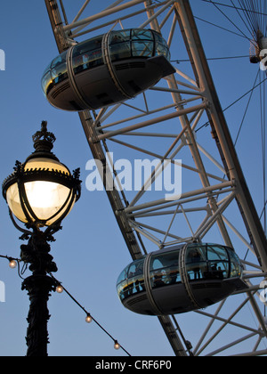 England, Greater London, London Borough of Lambeth. Die London Eye (auch bekannt als Millennium Wheel) das größte Riesenrad Stockfoto