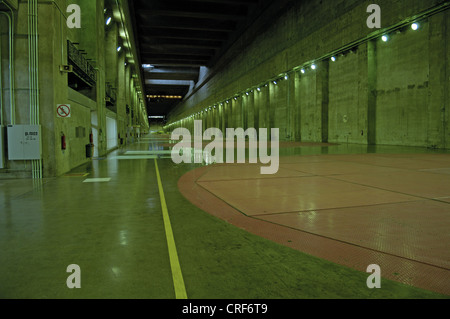 Turbinenhalle der das Wasserkraftwerk Itaipu, das größte Kraftwerk der Welt, Paraguay Stockfoto